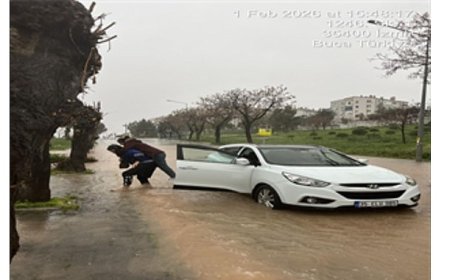 Büyükşehir’in zabıtası İzmirliyi sırtında taşıdı