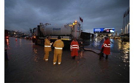 İzmir’de yağış ve deniz seviyesi hareketliliğine anlık müdahale