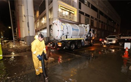 Deniz seviyesi 85 santimetreye yükseldi, Büyükşehir ekipleri sahada