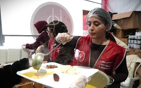 Keçiören Belediyesi’nden Sıcak Yemek ve Ramazan Kumanyası İkramı
