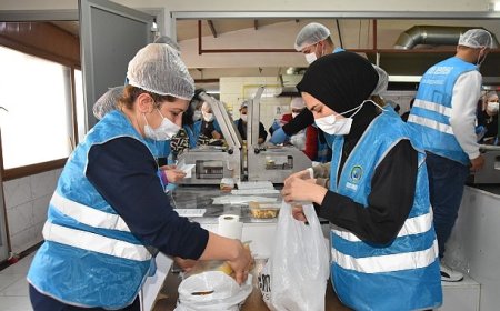 Menemen Belediyesi Aşevi’nden her gün 10 bin kişiye yemek