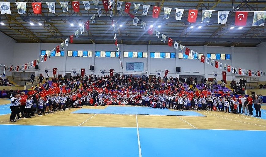 Karabağlar ’da Sömestr Spor Şenliği Bayram Havasında Geçti