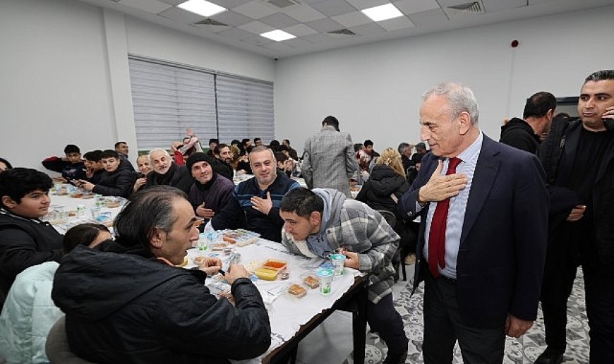 Küçükçekmeceliler, İftar Sofralarında Bereketi Paylaşıyor