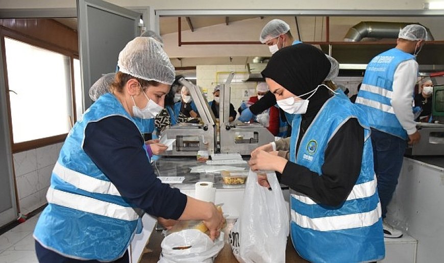 Menemen Belediyesi Aşevi’nden her gün 10 bin kişiye yemek