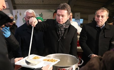 Osmangazi Belediyesi’nin İftar Sofrasında Yüzlerce Kişi Bir Araya Geldi