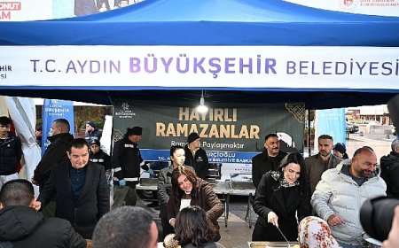 Başkan Çerçioğlu Atatürk Kent Meydanı'nda kurulan iftar sofrasında vatandaşlarla bir araya geldi
