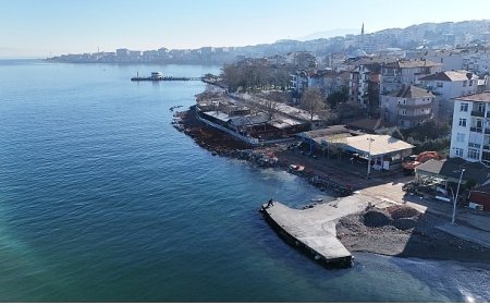 Bir dalga kırıcı set de Değirmendere sahiline