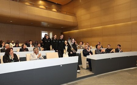 Nilüfer’in genç sporcuları başarılarını belediye meclisinde paylaştı