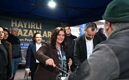 Başkan Çerçioğlu Atatürk Kent Meydanı’nda Kurulan İftar Sofrasında Vatandaşlarla Bir Araya Geldi