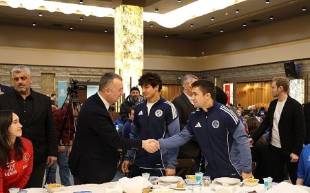 Büyükakın başarılı sporcularla iftar yaptı