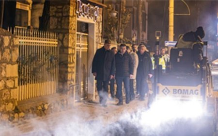 Başkan Tugay yol emekçileriyle gece mesaisinde buluştu