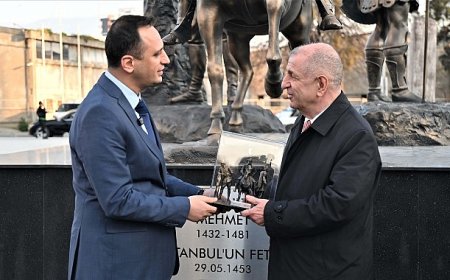 Ümit Özdağ Abide-i Hürriyet Meydanı’na övgü:     “Böyle bir yeri görmekten büyük mutluluk duydum.”