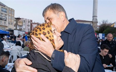 Başkan Tugay: Ne saraylara ne şatafatlı sofralara ihtiyacımız var