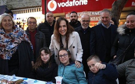 Karşıyaka Çarşı’ya dev sofra: 5 bin kişi iftarda buluştu!