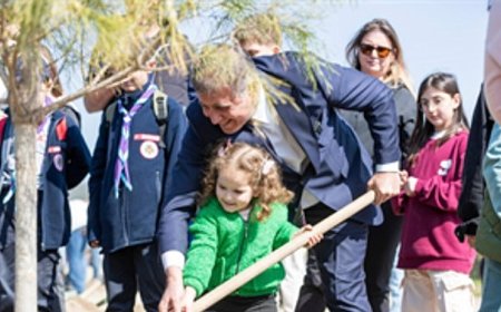 Başkan Tugay çocuklara verdiği sözü tuttu, fidanlar toprakla buluştu