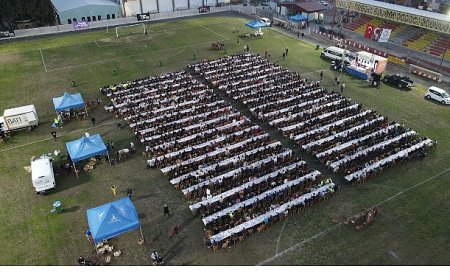 Bayındır’da Kadir Gecesi Bereketi: Şehir Stadyumu'nda Dev Gönül Sofrası Kuruldu