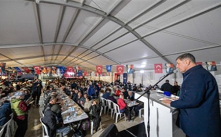 Başkan Tugay, arife gününde Urlalılarla oruç açtı