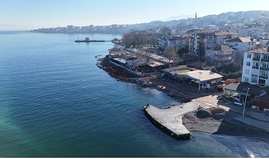 Bir dalga kırıcı set de Değirmendere sahiline