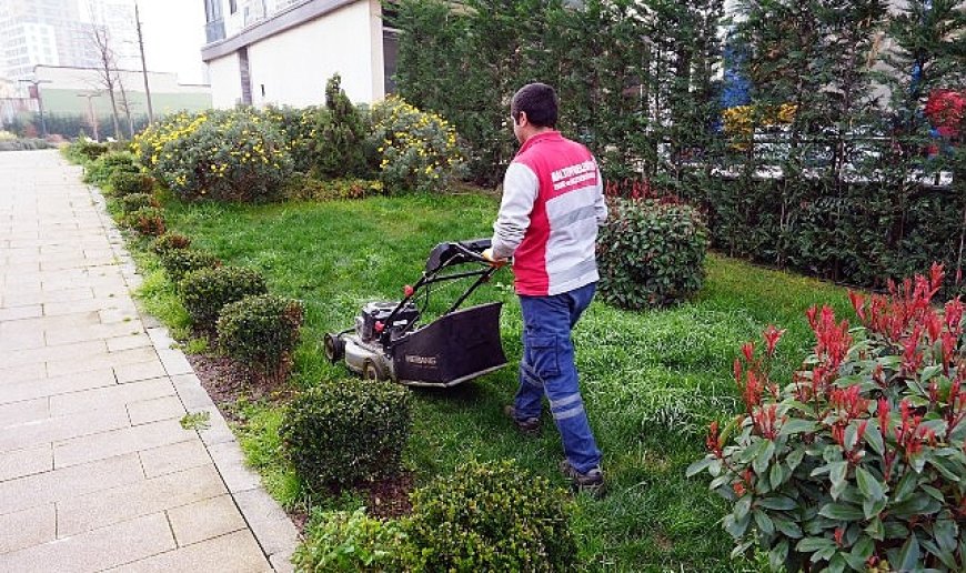 Maltepe Belediyesi’nin parkları bayrama hazırlanıyor