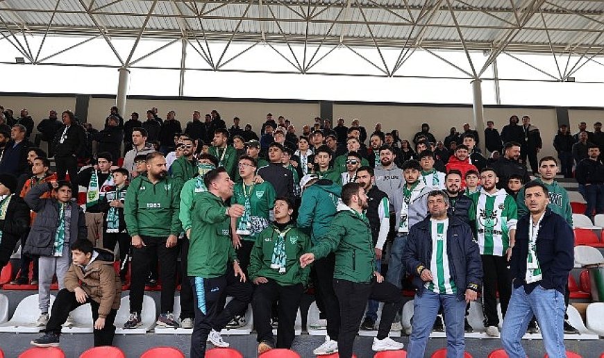 Başkan Özarslan Bağlumspor’a Tribünden Destek Verdi, Galibiyet Sevincini Paylaştı