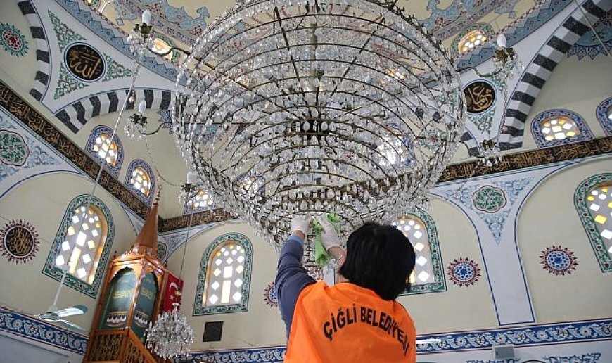 Çiğli’de Bayram Öncesi Cami Ve Mezarlıklarda Kapsamlı Temizlik