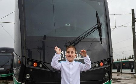 Hayal etti, 6 yaşında vatman oldu