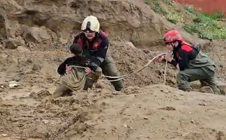 Torbalı'da çamura saplanan iki çocuğu itfaiye kurtardı