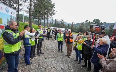 Maltepe’de, belediye-gönüllü iş birliğiyle ormanlık alan çöplerden arındırıldı