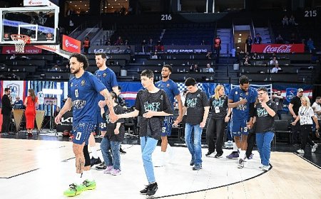 One Team katılımcıları Anadolu Efes – Partizan karşılaşmasında parkeye çıktı