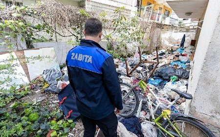 Karşıyaka Belediyesi’nden çöp eve müdahale: 3 ton çöp çıkarıldı