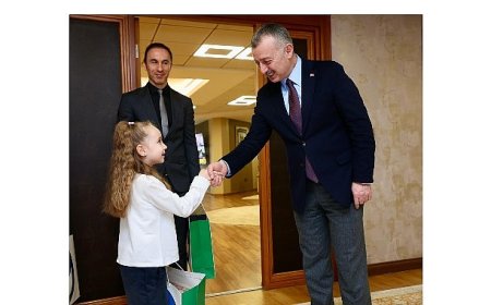 Başkan Büyükakın,  koltuğu çocuklara bıraktı