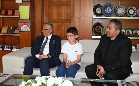 Öğrenciler Başkanlık koltuğuna oturdu