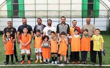 Küçükçekmece'de Renkli Maç: Babalar ve Oğulları Futbol Heyecanı Yaşadı