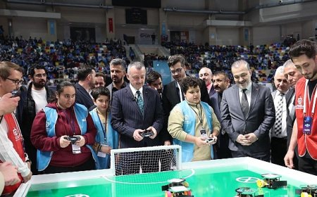 Başkan Büyükakın, robot yarışmasına katıldı, Kocaelisporlu futbolcularla maç yaptı