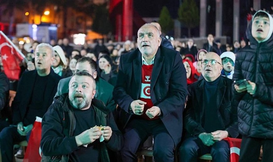 Canik'te Tribün Ruhu Meydana Taşındı: Dev Ekranla Milli Maç Coşkusu Yaşandı