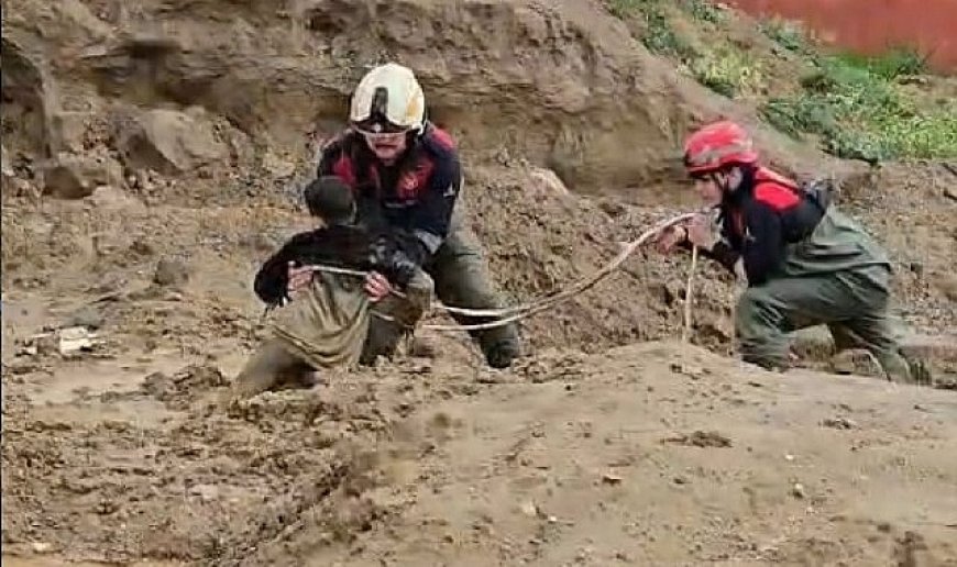 Torbalı'da çamura saplanan iki çocuğu itfaiye kurtardı