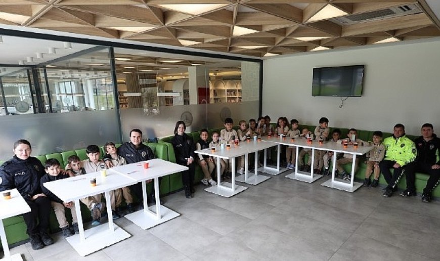 Kartepe Kütüphanesi’nde Anlamlı Polis Haftası Kutlaması