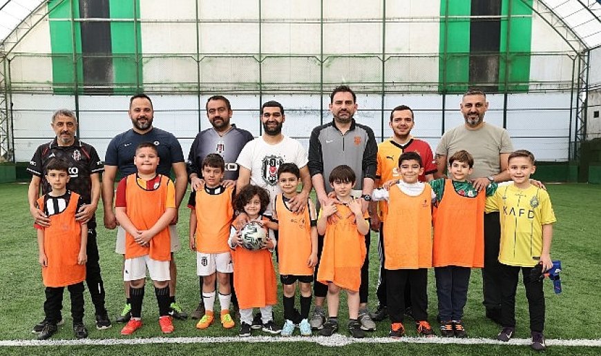 Küçükçekmece'de Renkli Maç: Babalar ve Oğulları Futbol Heyecanı Yaşadı
