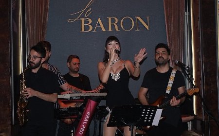 Ece Gürsel'den Le Baron sahnesinde yeni imaj
