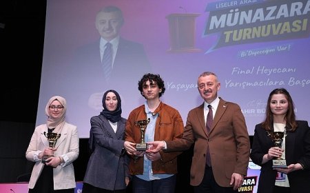 Başkan Büyükakın, gençlerin münazarasından çok etkilendi: “Yarınlarımız emin ellerde”
