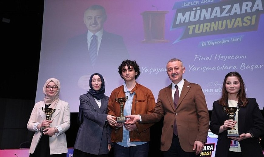 Başkan Büyükakın, gençlerin münazarasından çok etkilendi: “Yarınlarımız emin ellerde”