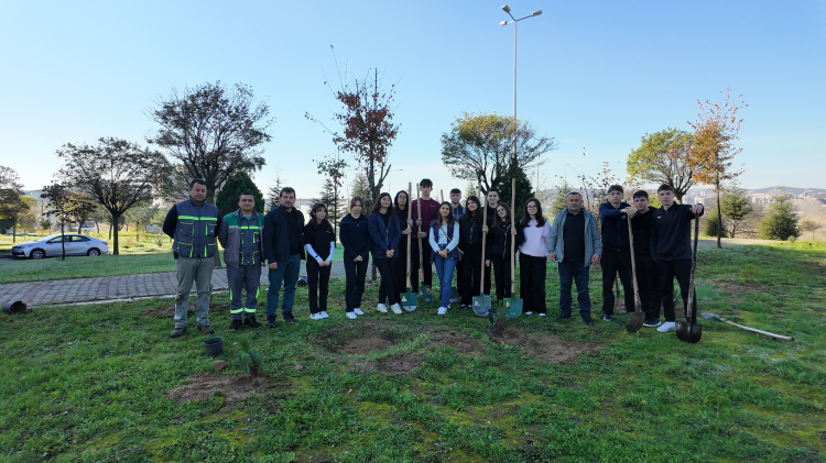 Kocaeli’de Çayırovalı öğrenciler, fidanları toprakla buluşturdu