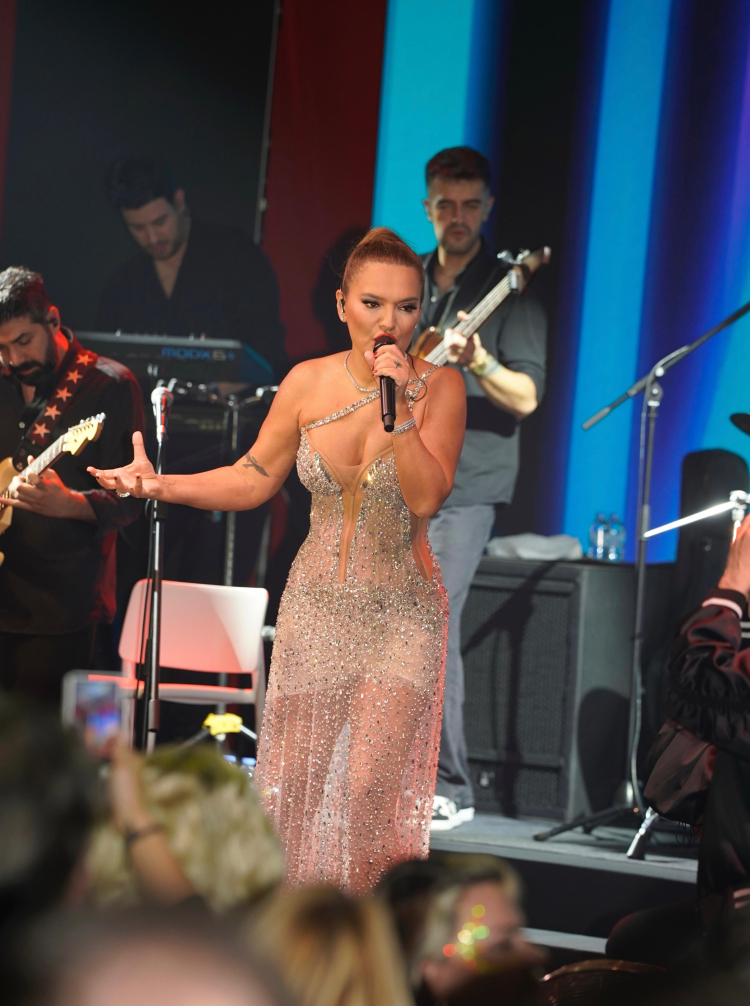 Demet Akalın’dan Antalya’da unutulmaz performans… Yeni hiti ‘Beni Unutma’ listelere hızlı giriş yaptı