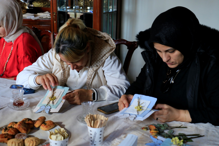 Kağıda taşınan gül figürleri Kocaeli’de sanatseverleri etkiledi